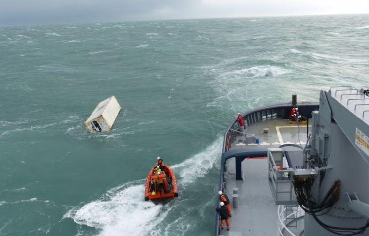 Conteneur en mer (© Marine nationale)